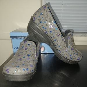 Easy Works by Easy Street 9 W Leeza Clog